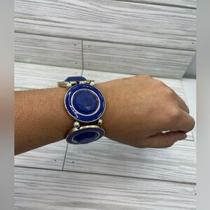 Elastic bracelet made of plastic and acrylic in gold and blue tones